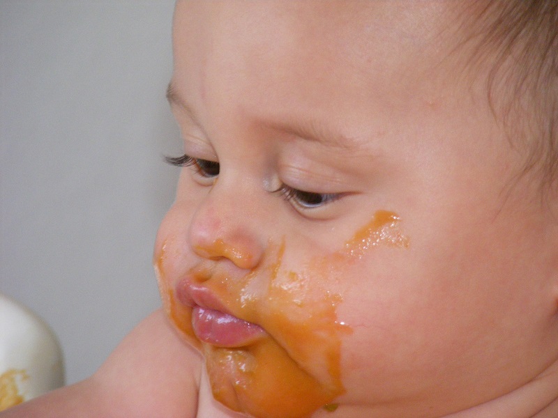 ילד אוכל עוף